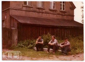 Lata 70. Od lewej: Tadeusz Kałużka, Aleksander Kałużka, Eugeniusz Kubiak, przed domem nr 159